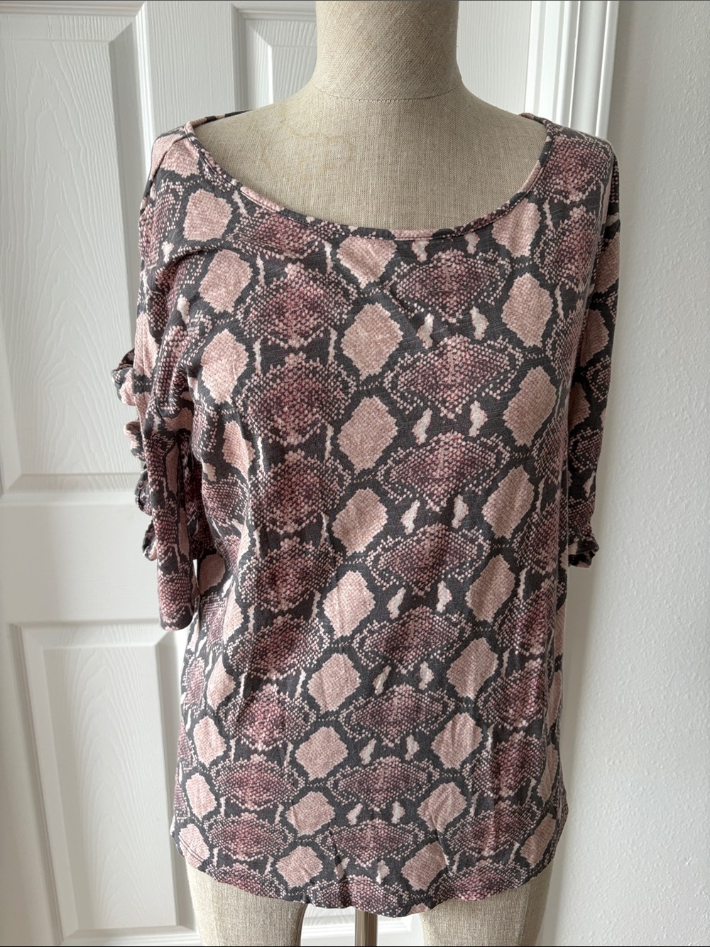 Pink/Gray cute scoop neckline top